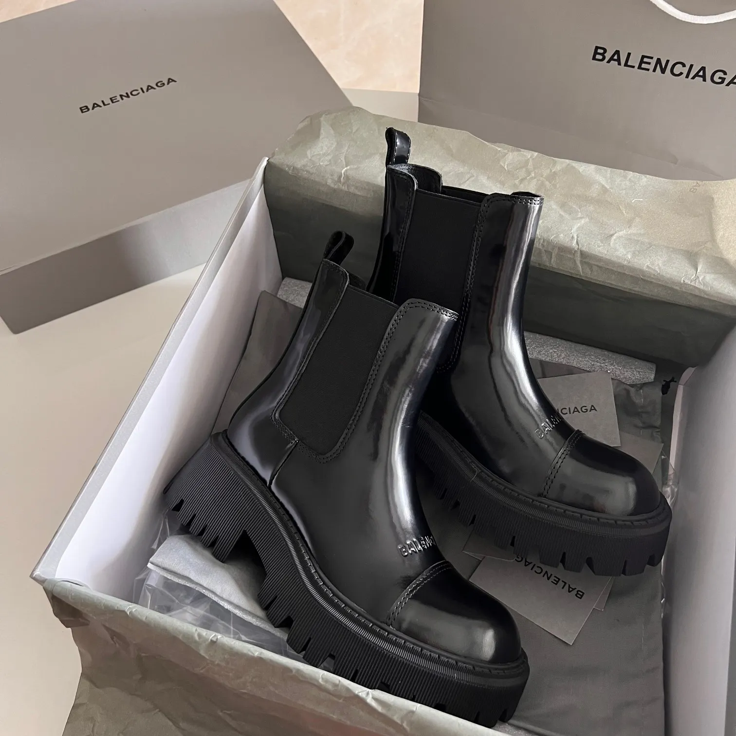 👟👟Ex-factory price 700👟👟 BALENCIAGA# Balenciaga's new big-toe derby shoes TRACTOR big-toe derby shoes loafers👞 Original medium-gloss open-edge beaded cowhide. Restrained and stylish. Matching the brand logo on the shoe cover. The rhythm of closing your eyes. The lining and feet are made of black silk cowhide. The texture is soft and delicate. The gear-shaped rubber outsole is 5cm higher. Size: 35-40 (customization of 40 pieces is not returnable)